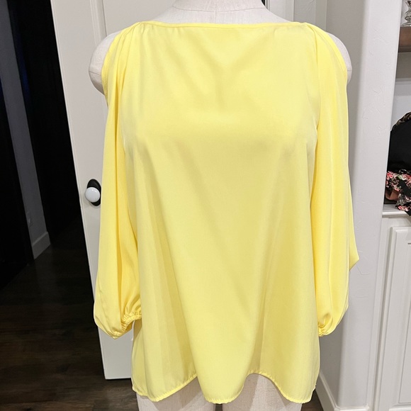 NWOT Yellow cold shoulder blouse (Size Small) - Picture 2 of 4